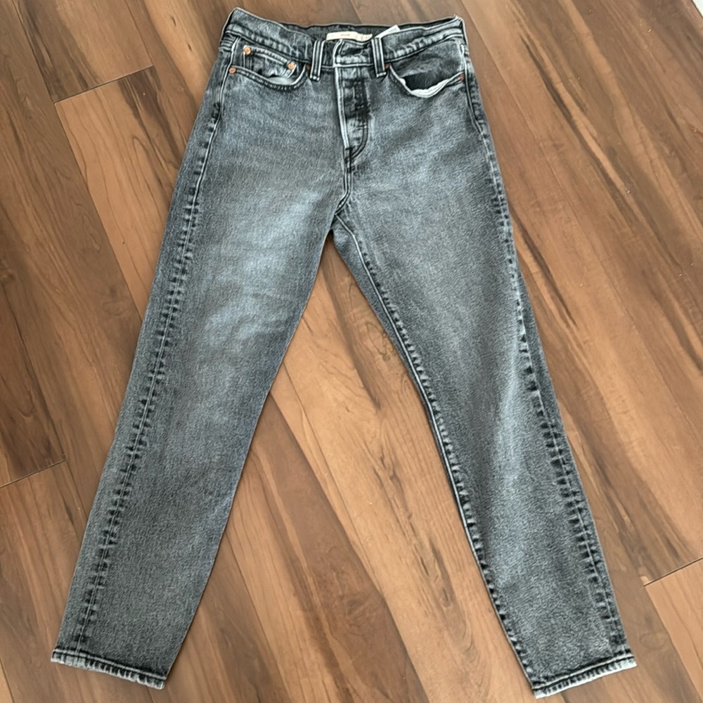 Levi grey straight wedgie jean